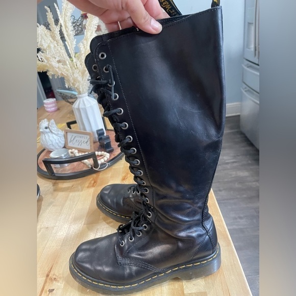 Dr. Martens Women  Smooth Black Leather Knee High  Boots Sz 8 - Picture 2 of 13